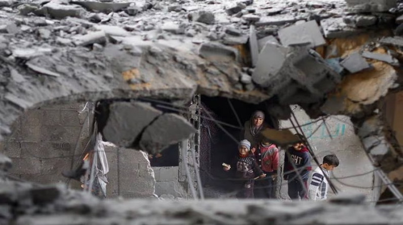 الاحتلال يقصف 11 منزلا في رفح.. وعشرات الشهداء والجرحى أغلبهم أطفال